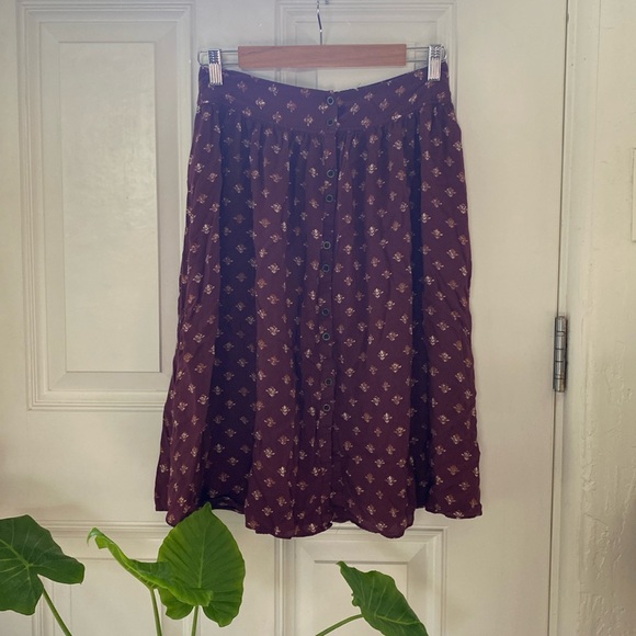 UO Button-down midi skirt. Patterned Maroon skirt urban outfitters cottagecore - Picture 1 of 3